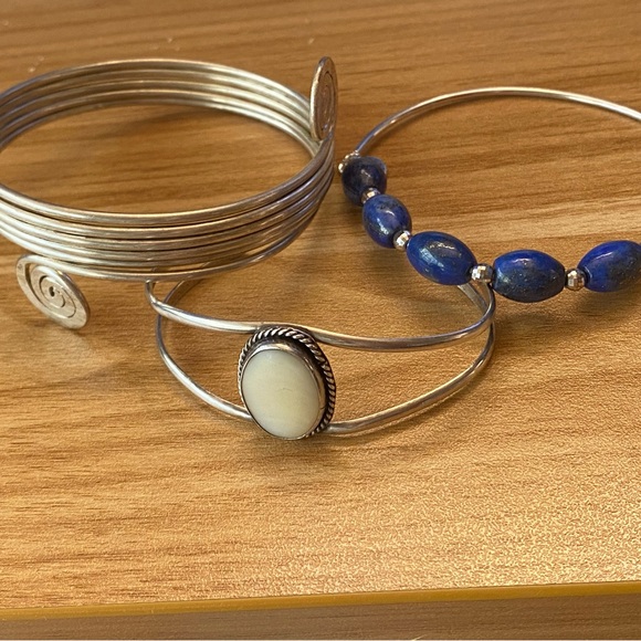 Three fun silver cuff bracelets – lapis, scrolls & white agate - Picture 2 of 14